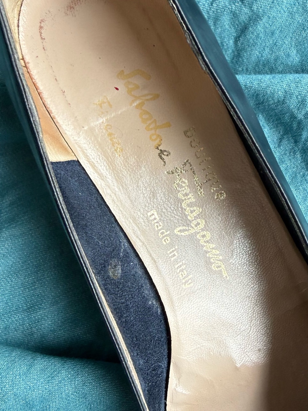Salvatore Ferragamo Vintage Navy Leather Vara Bow Flats - Picture 4 of 8